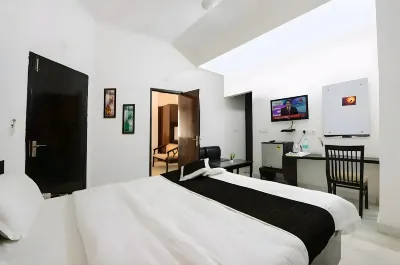 Hotel the First Hoteller i Khairati Tola