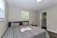 Lake Tillery Area, 4-bedroom house in charming Norwood with WiFi, Deck and AC