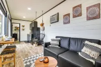 Remote Strawn Container Home w/ Hot Tub! - 2성급