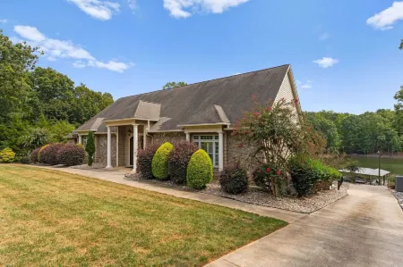 Whitetail Cove by AvantStay Lakefront w Pool Private Dock Sleeps 20