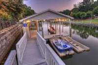 Sip, Sip Away by Avantstay Pool + Hot Tub