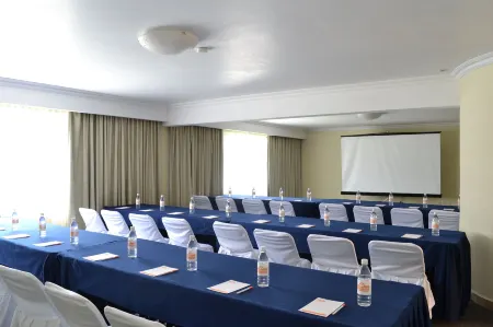 La Posada Hotel y Suites