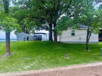Charming 3-bedroom cabin right on the sandy shore of beautiful Star Lake. - Chalets