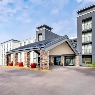 Embassy Suites by Hilton Colorado Springs Отели рядом с достопримечательностью «Парк Коттонвуд Крик»