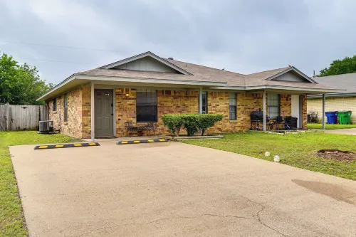 3 Mi to Dtwn: Waxahachie Townhome w/ Fire Pit