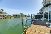 Waterfront Home w/ Deck & Pool in City-by-the-sea - 4-Sterne
