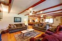 Cozy Cabin on 1 Acre in Premier Pine Neighborhood - Homestays