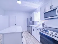 Come visit The Sunflower House! 4 bedrooms 2 baths in Ashtabula Harbor with WIFI Hotels in Ashtabula