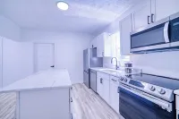 Come visit The Sunflower House! 4 bedrooms 2 baths in Ashtabula Harbor with WIFI