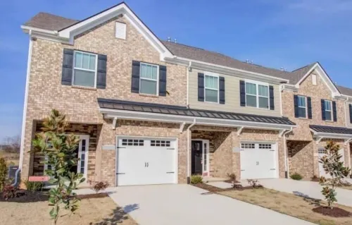 NEW 3-BR townhome in delightful Spring Hill with WiFi, AC and many amenities