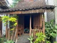 Ndalem Kamulyan Hotel dekat hendy plastik / hendy sound system