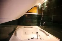 Vigo Hotel - parking