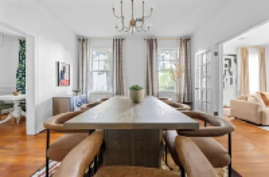 時尚的三卧室度假屋帶門廊和花園