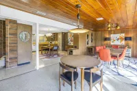 Rainbow River mid-century Estate Sleeps 22+ people and guarantees unlimited fun!