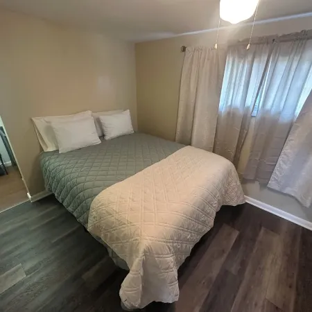 Peaceful 2Br Cottage-Big Backyard Deck, WiFi, Big TV! Parks, Museums, Pit Int’l.