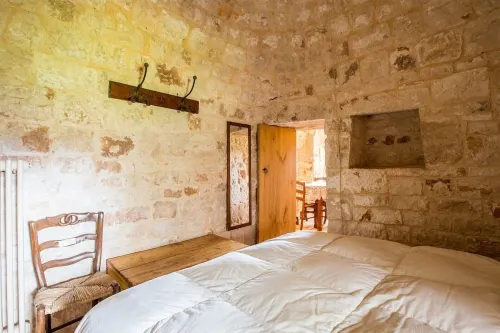 Trullo in the woods, a few steps from a hiking and cycling trail Hotels in Cisternino