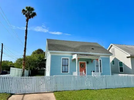 Beauty and the Beach Отели рядом с достопримечательностью «Port Of Galveston»
