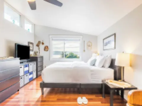 Wolf Beach Cottage by AvantStay Harbor Views Hotels in Langley