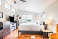 Wolf Beach Cottage by AvantStay Harbor Views Hotels in Langley