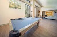 Chic downtown WP condo; 5 mins to slopes 🎿; walk to drinks🍹& dining, hot tub