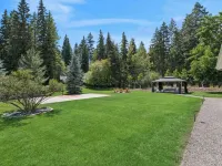 Spacious 7-Bed Home w/ Hot Tub, Fireplace, Gym, Wine Bar, and 2 Living Spaces! Hotels in Lakeside