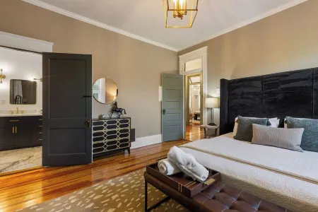 Bourbon Trail Retreat . Sleeps 10 + Hot Tub. In the Heart of the Bourbon Trail