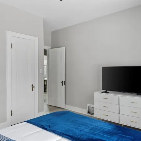 Newly-renovated 2-bedroom House with a Luxurious Massage Chair