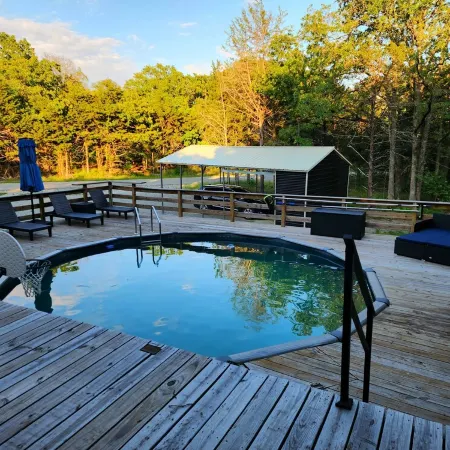Tranquil 2-bedroom cabin on an acre in serene Pottsboro, 4 mins to Lake Texoma!