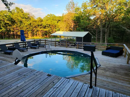 Tranquil 2-bedroom cabin on an acre in serene Pottsboro, 4 mins to Lake Texoma!