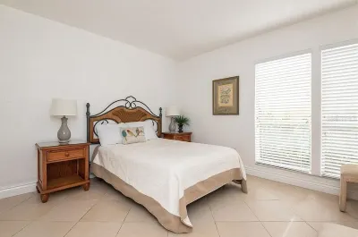 2BD/2BTH apartment, fenced in yard.  10-minute drive to beautiful Siesta Beach. Hotels near Beneva Marketplace