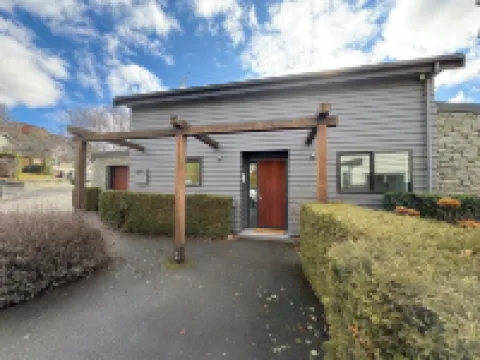 Chartres Retreat - sunny Arrowtown townhouse