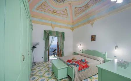 Ancient villa with fantastic sea view and swimming pool just a few minutes from Positano