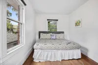 Cozy Patio Oasis and Modern Comforts - Charming Historic Retreat