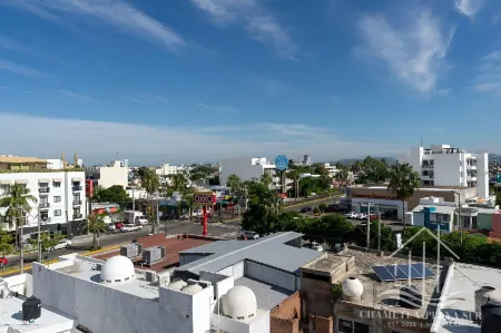 Luxe Modern- Area-Near Beach-Pool-BBQ-King Bed