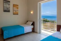 Cottage with garden and sea view Hotels in Asine
