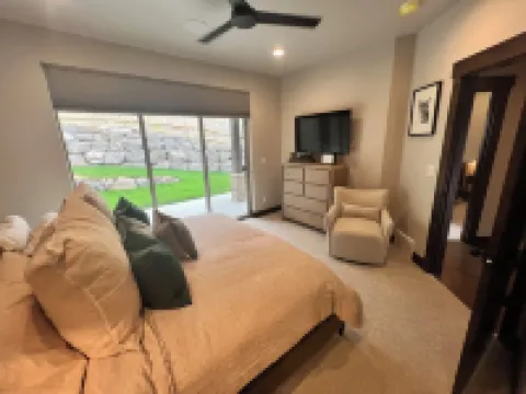 Spacious Modern BRAND NEW 4-BR/4-BA townhome - Views of ALL Park City Ski Runs!