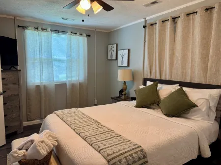 Pet-Friendly 1BR • Near UT Medical & Downtown • Quiet Stay with Parking