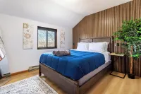 Modern Rustic Lodge! 2 min. walk to Ski Slopes, 6TVs, Linens, WiFi, A/C, Firepit