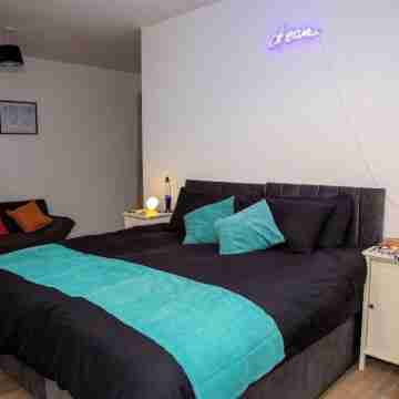 Smart Stay BnB | Fast WiFi | 3 Beds | Parking | Garden | Workspace Rooms