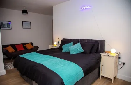 Smart Stay BnB | Fast WiFi | 3 Beds | Parking | Garden | Workspace Отели в г. Фарнборо