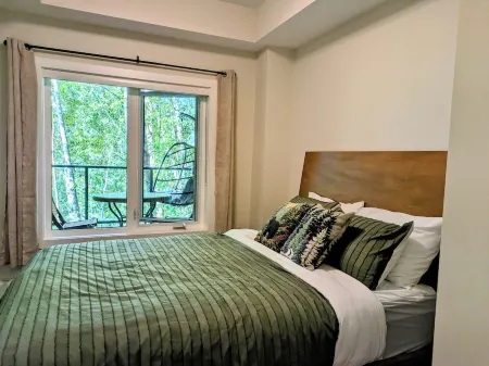 Downtown Golden Condo surrounded by 5 national parks - Liv's Mountain Nest Отели рядом с достопримечательностью «Йохо»