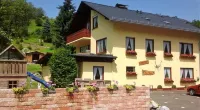 Sunny Holiday Apartment with 3 Balconies and Stunning Mountain Views Hotels in Schwalefeld