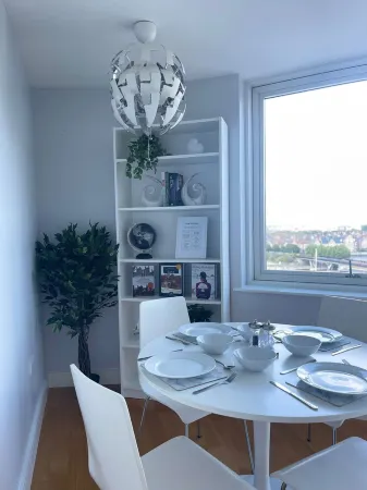 Luxury 8th Floor Apartment Overlooking Marina and River Отели рядом с достопримечательностью «The Dockyard Railway»