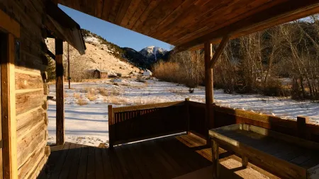 Cozy, Rustic Cabins near Chico Hot Springs & only 35 mins to YELLOWSTONE PARK!!