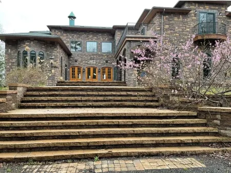 Charming  guesthouse  in castle  in delightful Woodstock with office space Отели в г. Вудсток