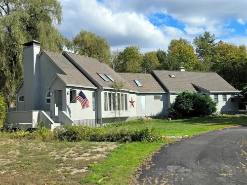 Spacious 5-Bed with Pool, Firepit, and BBQ - 20-min to Saratoga and Lake George Hotels in Moreau