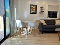 Private, remodeled cottage with modern amenities in desirable Crocker Highlands - 3-Star