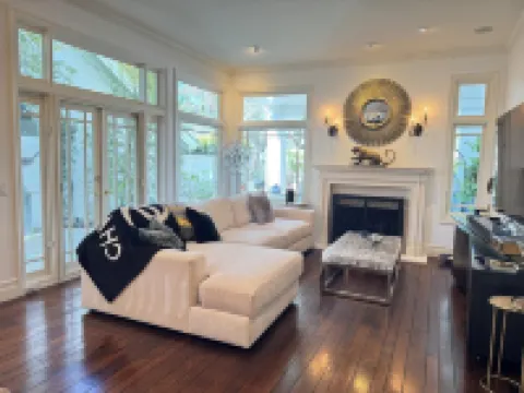 5-bedroom in Newport Beach，the High quality, convenient and very comfortable;