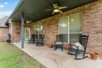 4-Bedroom, Game Room, BBQ Grill, and Pool Hotels in Bixby