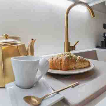 Designer loft in a central location with Jacuzzi in the bedroom Dining/Meeting Rooms